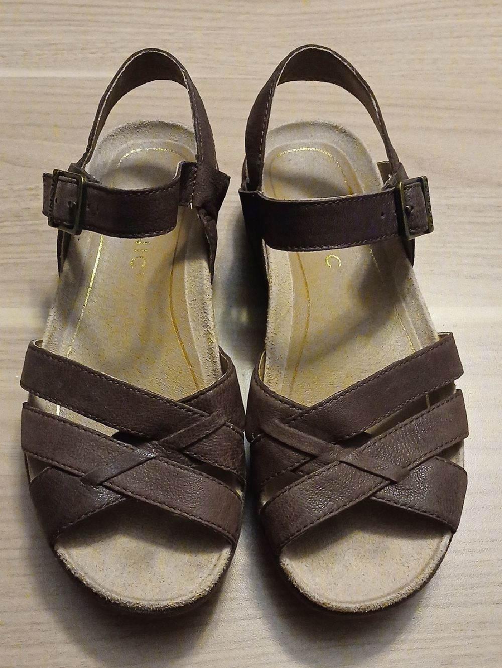 Vionic "Violet" Brown Cross-Strap  Sandals with Ankle Buckle in Size 6